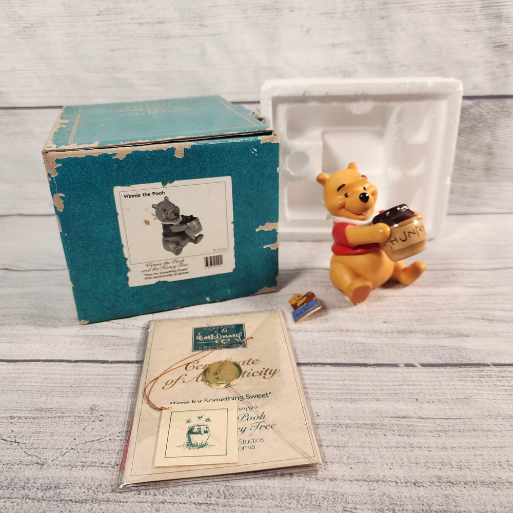 Disney Classics Winnie the Pooh Honey Tree 1996 Figurine COA Pin Box